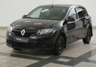 Подержанный автомобиль Renault Sandero 2015 года (8 фото)