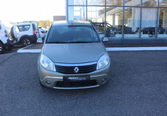 Подержанный автомобиль Renault Sandero 2011 года (2 фото)