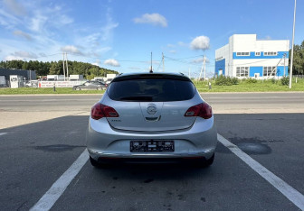 Подержанный автомобиль Opel Astra Hatchback 2012 года (10 фото)