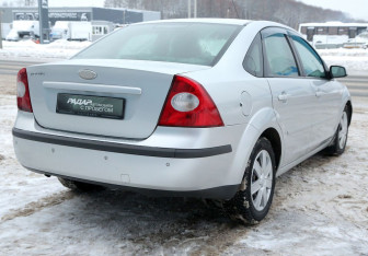 Подержанный автомобиль Ford Focus Sedan 2005 года (6 фото)