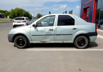 Подержанный автомобиль Renault Logan Sedan 2008 года (8 фото)