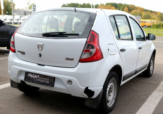 Подержанный автомобиль Dacia Sandero 2009 года (5 фото)