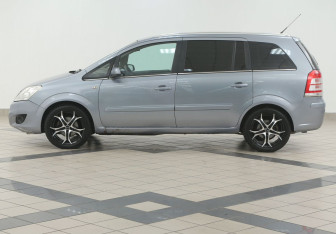 Подержанный автомобиль Opel Zafira Compactvan 2008 года (7 фото)