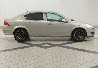 Подержанный автомобиль Opel Astra Sedan 2008 года (5 фото)