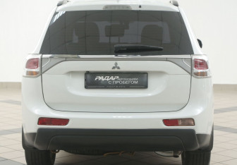 Подержанный автомобиль Mitsubishi Outlander 2012 года (3 фото)