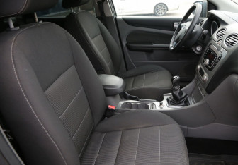 Подержанный автомобиль Ford Focus Sedan 2011 года (10 фото)
