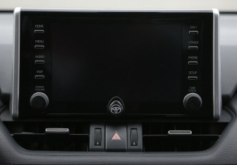 Подержанный автомобиль Toyota RAV4 2020 года (13 фото)
