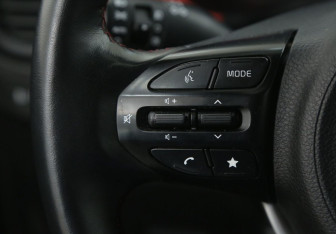 Подержанный автомобиль Kia Rio Hatchback 2021 года (32 фото)