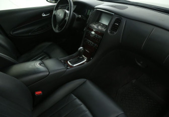 Подержанный автомобиль Infiniti QX50 2015 года (9 фото)
