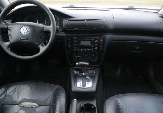 Подержанный автомобиль Volkswagen Passat Sedan 2003 года (12 фото)