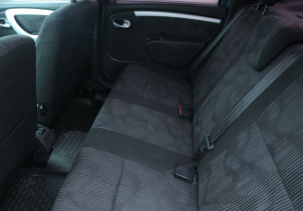 Подержанный автомобиль Renault Logan Sedan 2011 года (11 фото)