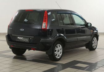 Подержанный автомобиль Ford Fusion 2007 года (4 фото)