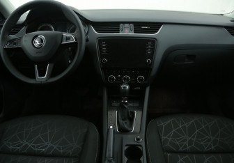 Подержанный автомобиль Skoda Octavia Liftback 2019 года (12 фото)
