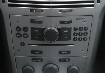 Подержанный автомобиль Opel Astra Sedan 2012 года (13 фото)