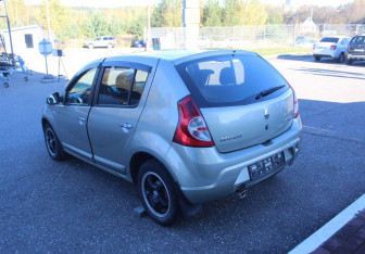 Подержанный автомобиль Renault Sandero 2011 года (5 фото)