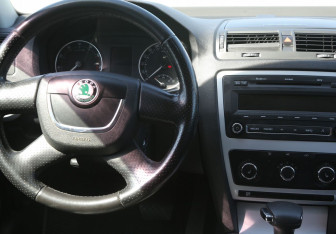 Подержанный автомобиль Skoda Octavia Liftback 2011 года (14 фото)