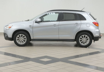 Подержанный автомобиль Mitsubishi ASX 2011 года (7 фото)