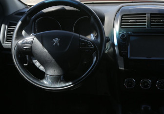 Подержанный автомобиль Peugeot 4008 2012 года (15 фото)