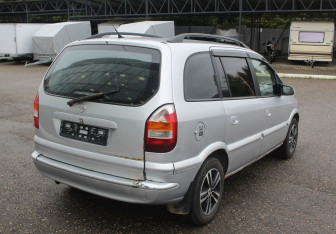 Подержанный автомобиль Opel Zafira Compactvan 2002 года (7 фото)