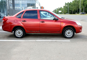 Подержанный автомобиль LADA (ВАЗ) Granta Sedan 2012 года (7 фото)