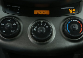 Подержанный автомобиль Toyota RAV4 2011 года (18 фото)