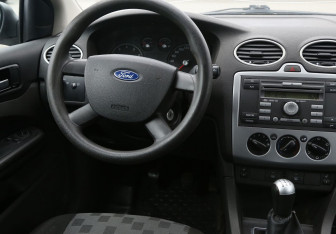 Подержанный автомобиль Ford Focus Hatchback 2006 года (15 фото)