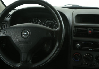 Подержанный автомобиль Opel Astra Sedan 2002 года (14 фото)