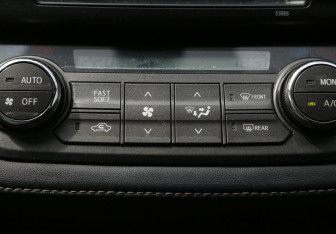 Подержанный автомобиль Toyota RAV4 2013 года (17 фото)