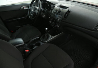Подержанный автомобиль Kia Cerato Sedan 2010 года (9 фото)