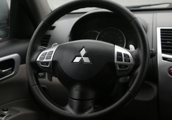 Подержанный автомобиль Mitsubishi Pajero Sport 2013 года (16 фото)