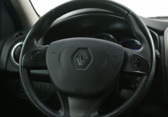 Подержанный автомобиль Renault Sandero 2016 года (16 фото)