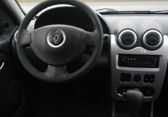 Подержанный автомобиль Renault Sandero 2011 года (14 фото)
