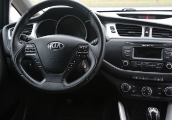 Подержанный автомобиль Kia Ceed Hatchback 2013 года (14 фото)