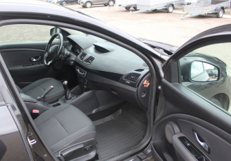Подержанный автомобиль Renault Fluence 2011 года (11 фото)
