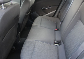Подержанный автомобиль Opel Astra Hatchback 2012 года (14 фото)