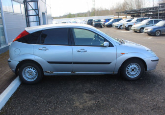 Подержанный автомобиль Ford Focus Hatchback 2004 года (8 фото)