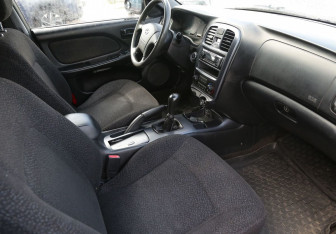 Подержанный автомобиль Hyundai Sonata 2006 года (9 фото)