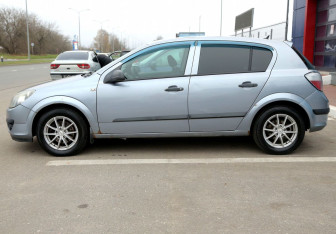 Подержанный автомобиль Opel Astra Hatchback 2005 года (8 фото)