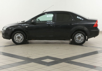 Подержанный автомобиль Ford Focus Sedan 2006 года (7 фото)