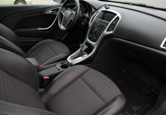 Подержанный автомобиль Opel Astra Hatchback 2013 года (9 фото)