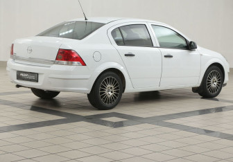 Подержанный автомобиль Opel Astra Sedan 2012 года (4 фото)