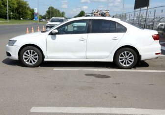 Подержанный автомобиль Volkswagen Jetta Sedan 2014 года (8 фото)