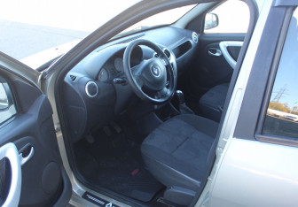 Подержанный автомобиль Renault Sandero 2011 года (10 фото)