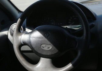Подержанный автомобиль Renault Logan Sedan 2006 года (16 фото)