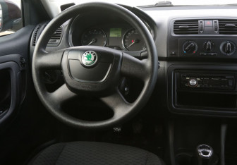 Подержанный автомобиль Skoda Fabia Hatchback 2011 года (14 фото)