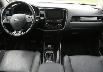 Подержанный автомобиль Mitsubishi Outlander 2018 года (12 фото)