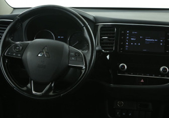 Подержанный автомобиль Mitsubishi Outlander 2021 года (14 фото)