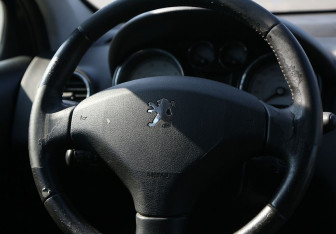 Подержанный автомобиль Peugeot 308 Hatchback 2009 года (16 фото)