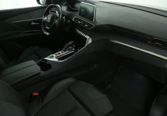 Подержанный автомобиль Peugeot 3008 2018 года (9 фото)