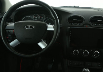 Подержанный автомобиль Ford Focus Sedan 2006 года (14 фото)